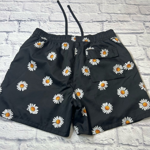 Men’s Nike Flow Swim Trunks. Daisy Sportswear Sports Essentials. Size M. - Picture 2 of 8